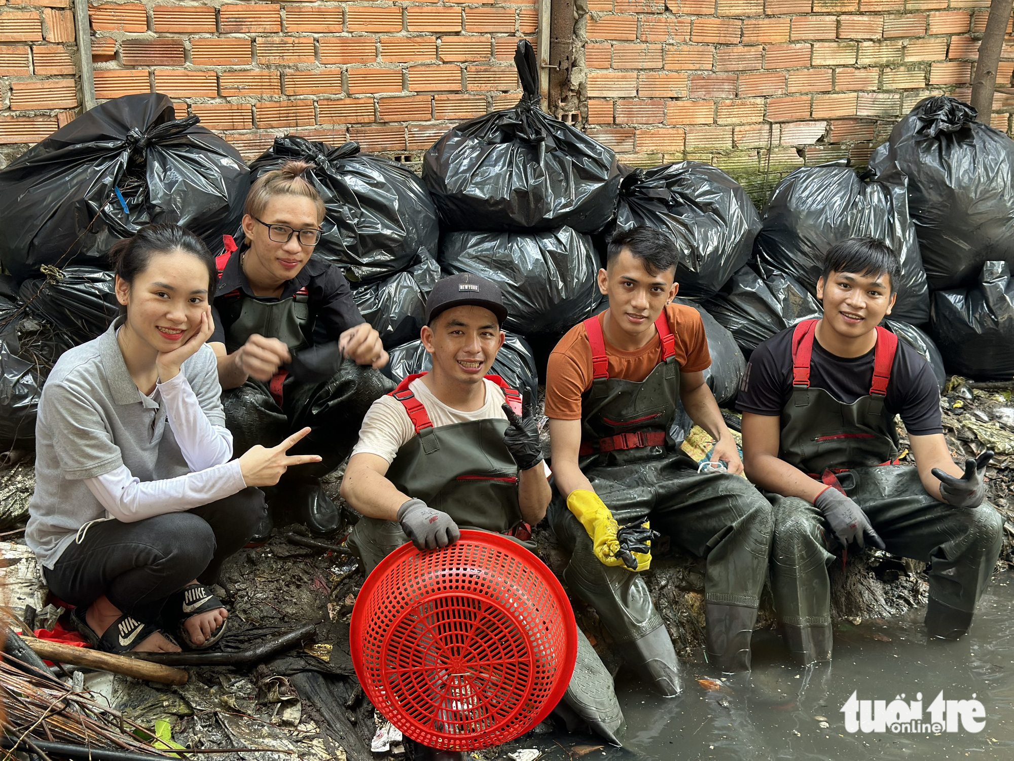 Anyone can be a member of the squad despite not directly working with them. You just need to put waste in proper places and tidy up your neighborhood to become a member of the squad.
