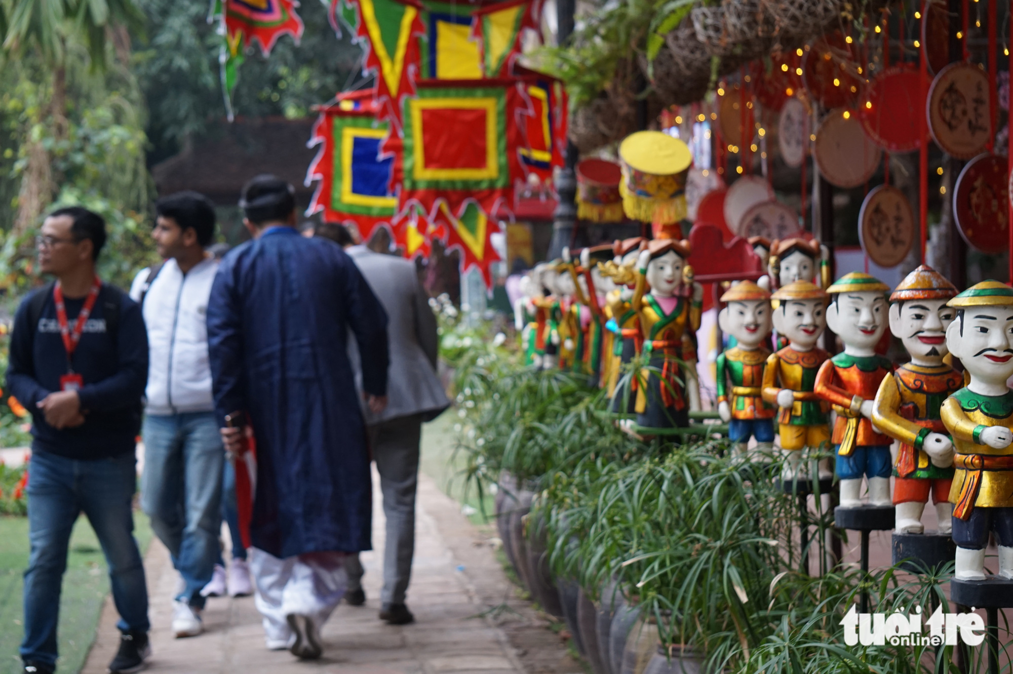 The Spring Calligraphy Festival features many beautiful miniatures and booths of cultural products, which are attractive to visitors. Photo: T.Dieu / Tuoi Tre