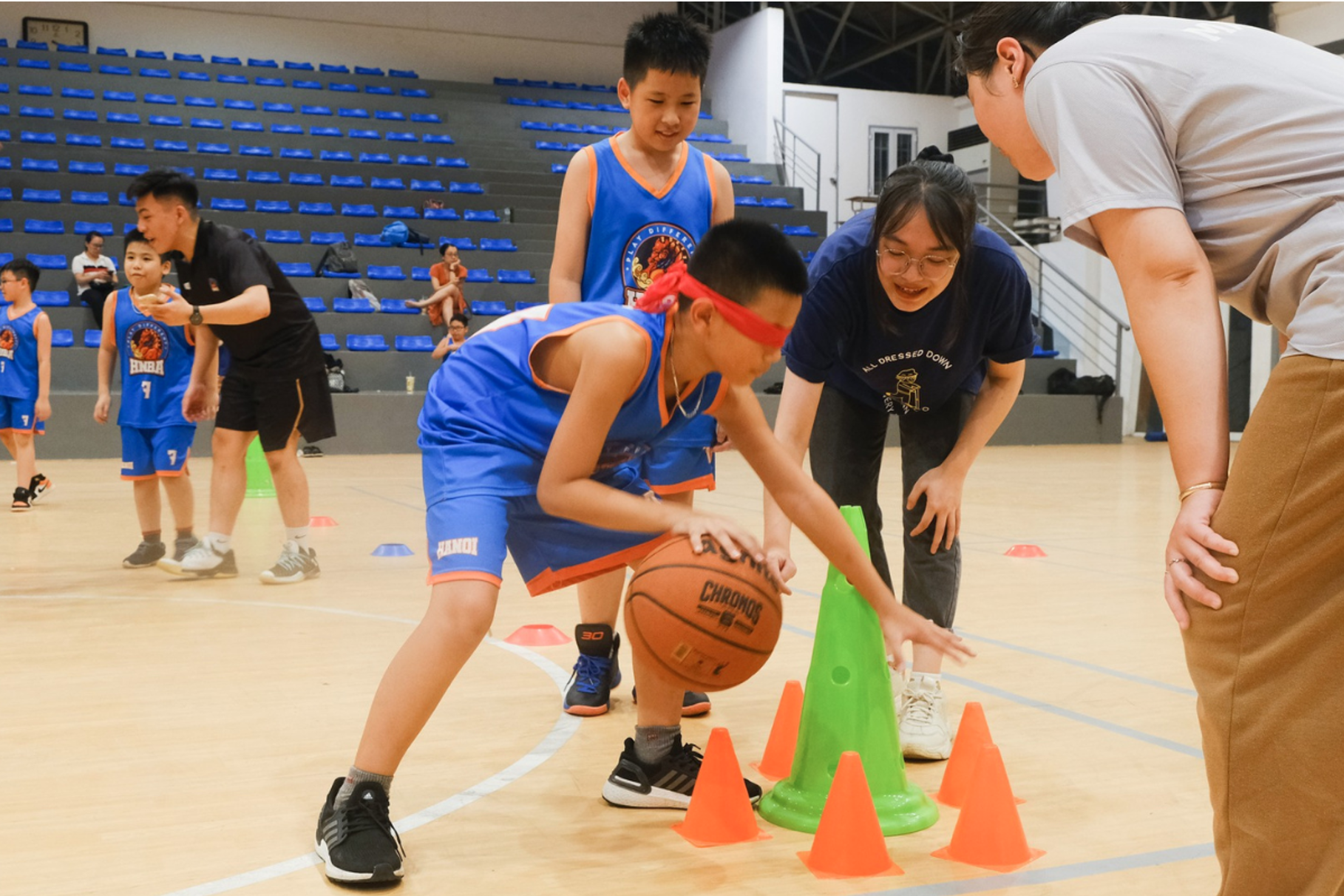 A boy takes part in a test during the selection day of the Hanoi Basketball Academy (HNBA). Photo: VBA