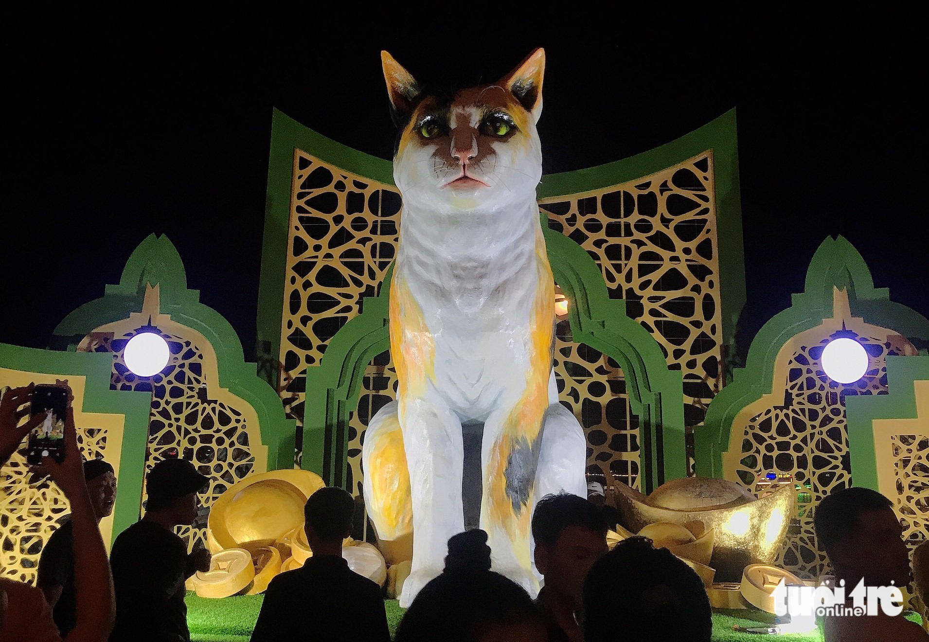 At night, the zodiac animal statue is imbued with the majesty on its throne at the center of the flower street. Photo: Doan Nhan / Tuoi Tre