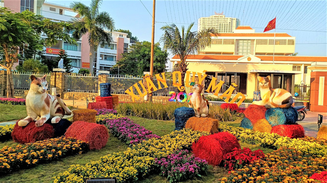 Tricolored cat statues in a flower garden. Photo: Minh Chien / Tuoi Tre