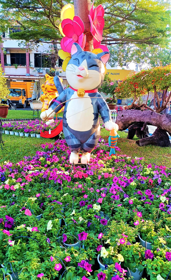 Cat statues are 1.4-2 meters tall each. Photo: Minh Chien / Tuoi Tre