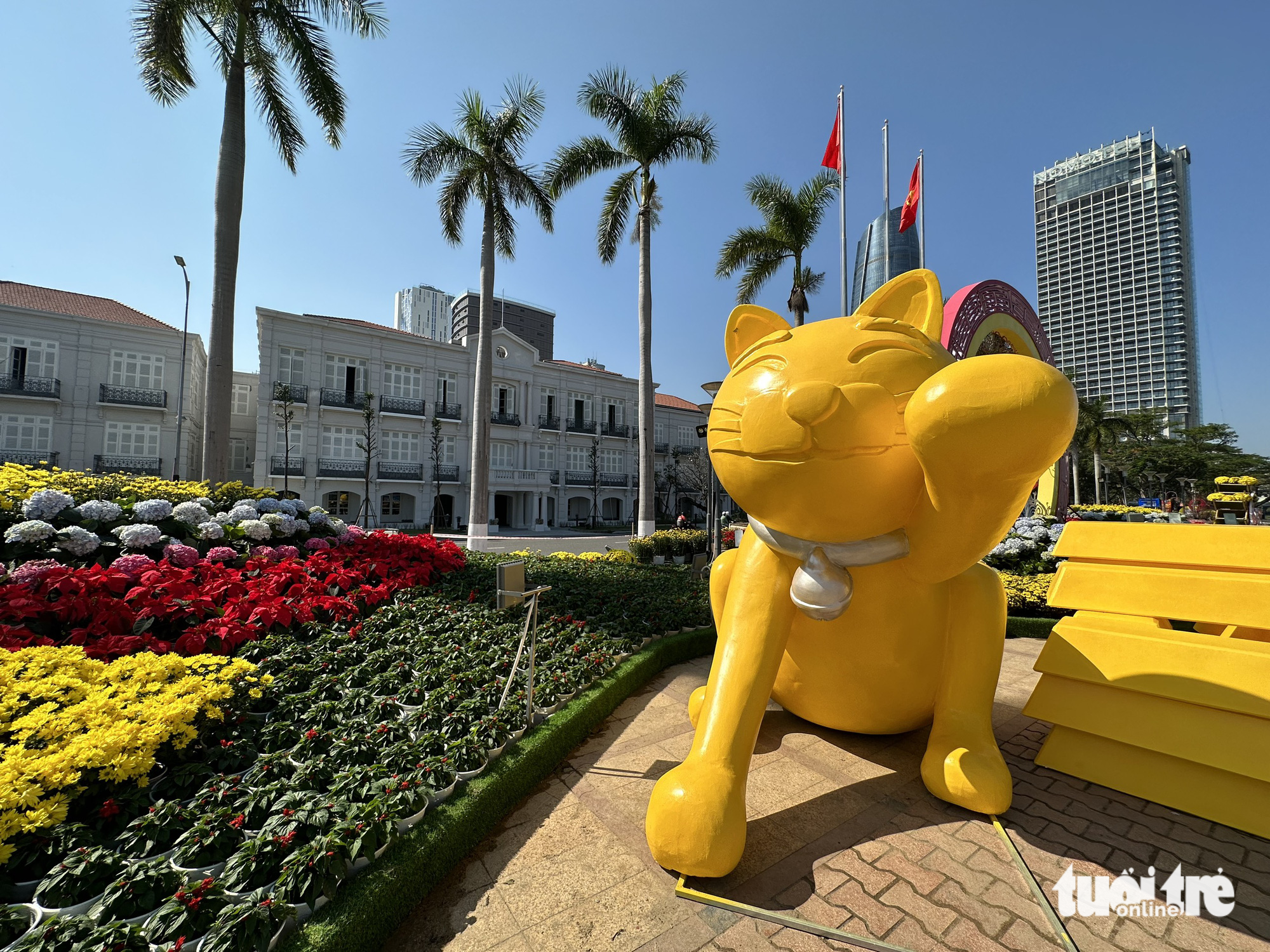A long-legged cat statue with a tintinnabulum on its neck. Photo: Moon Black / Tuoi Tre