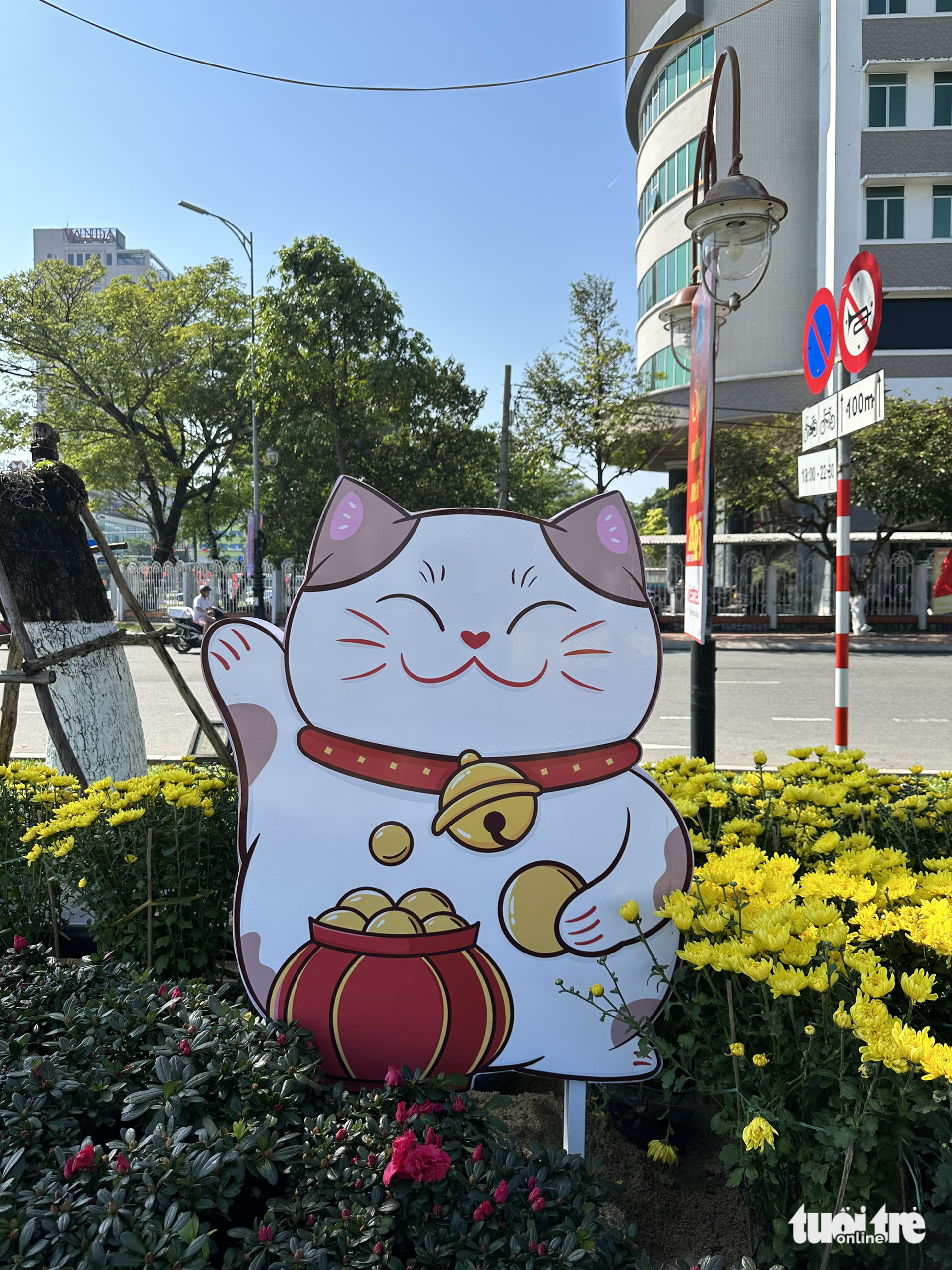 Cat statues on the Da Nang flower street have many impressions on their faces. Photo: Moon Black / Tuoi Tre