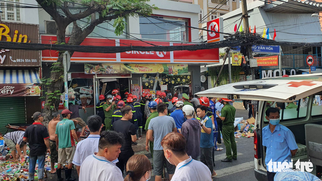 Rescue forces are seen at the scene after a convenience store collapsed on Vinh Hoi Street in District 4, Ho Chi Minh City on January 18, 2023. Photo: Minh Hoa / Tuoi Tre