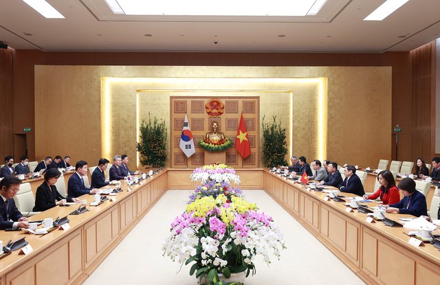 A meeting between the two delegations of South Korea and Vietnam led by South Korean Speaker Kim Jin-pyo and Vietnamese Prime Minister Pham Minh Chinh, respectively, in Hanoi on January 17, 2023. Photo: Vietnam Government Portal