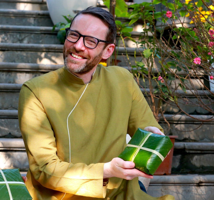 British Ambassador to Vietnam Iain Frew poses for a photo with banh chung, a Vietnamese traditional cake. Photo: UK in Vietnam
