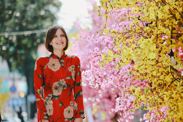 British Consul General to Ho Chi Minh City Emily Hamblin visits the calligraphy street in Ho Chi Minh City. Photo: UK in Vietnam