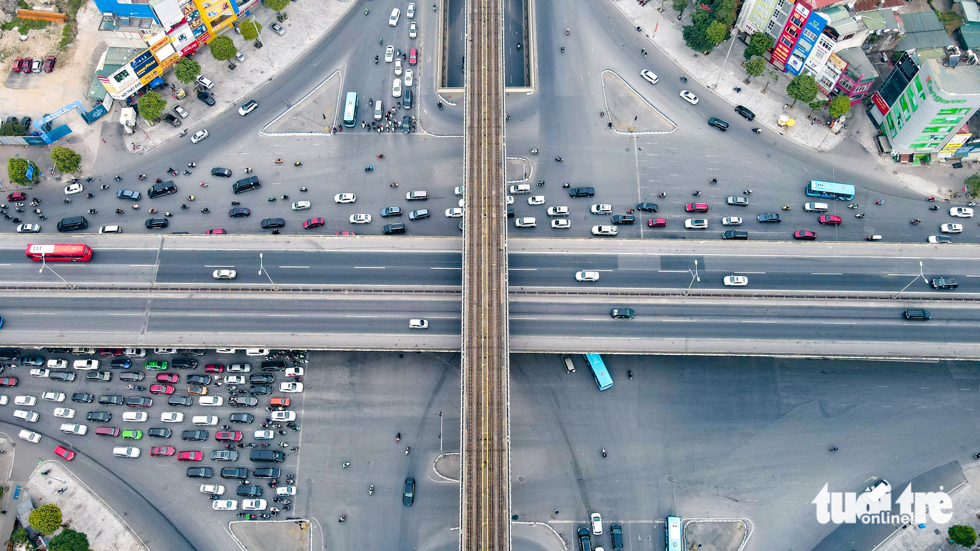 Vehicles wait for a red light at Khuat Duy Tien intersection in Thanh Xuan District, Hanoi, January 26, 2023. Photo: Van Cong / Tuoi Tre