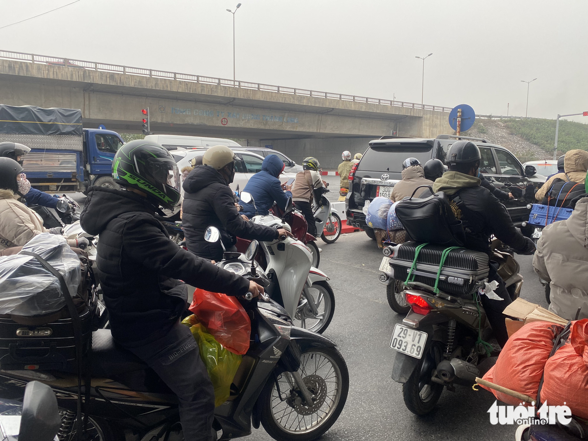 People return to Hanoi after the seven-day 2023 Tet (Lunar New Year) holiday, January 26, 2023. Photo: Nguyen Bao / Tuoi Tre