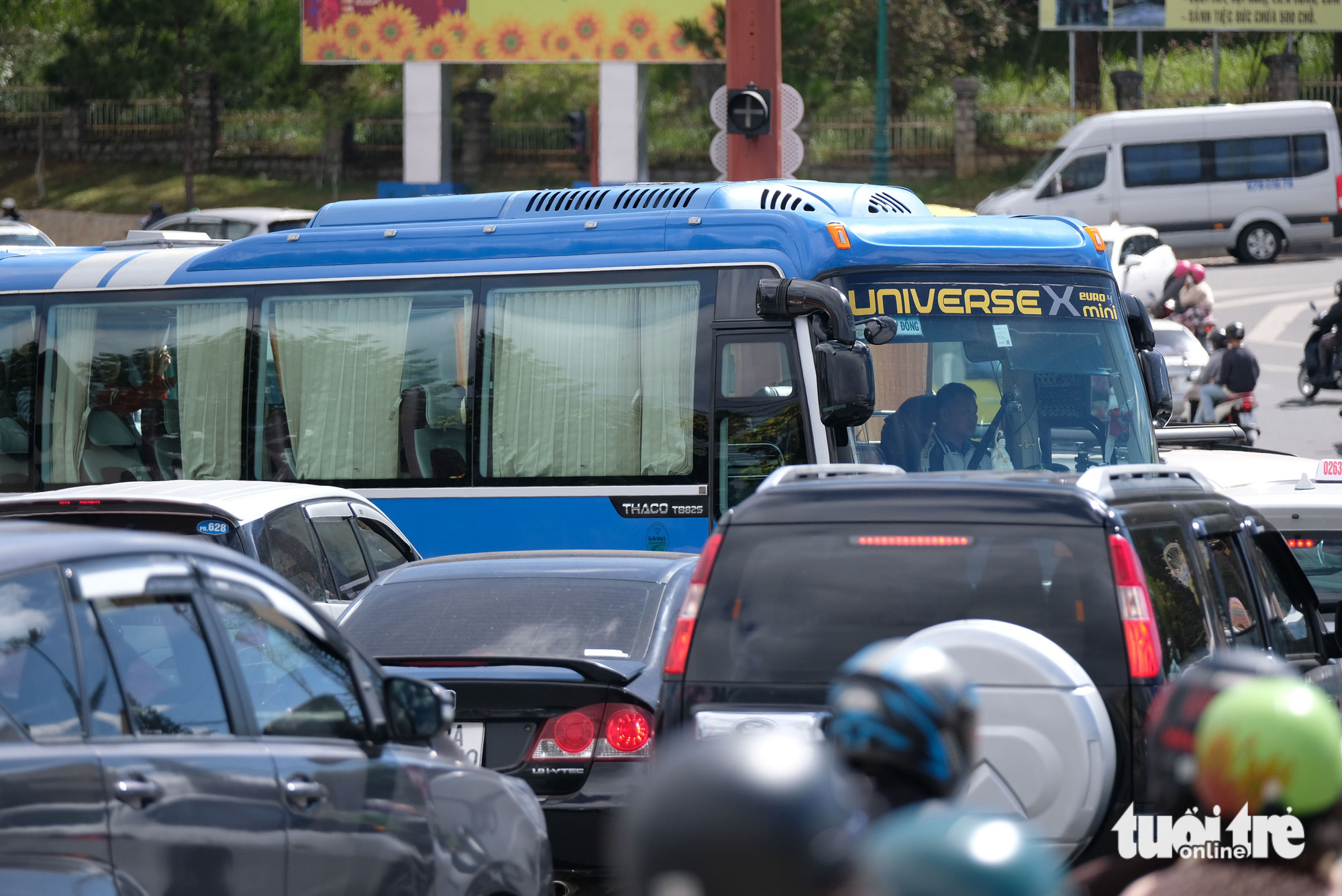 A traffic police officer is seen asking a car driver to change his direction to avoid entering the ongoing congestion site in Da Lat. Photo: Mai Vinh / Tuoi Tre