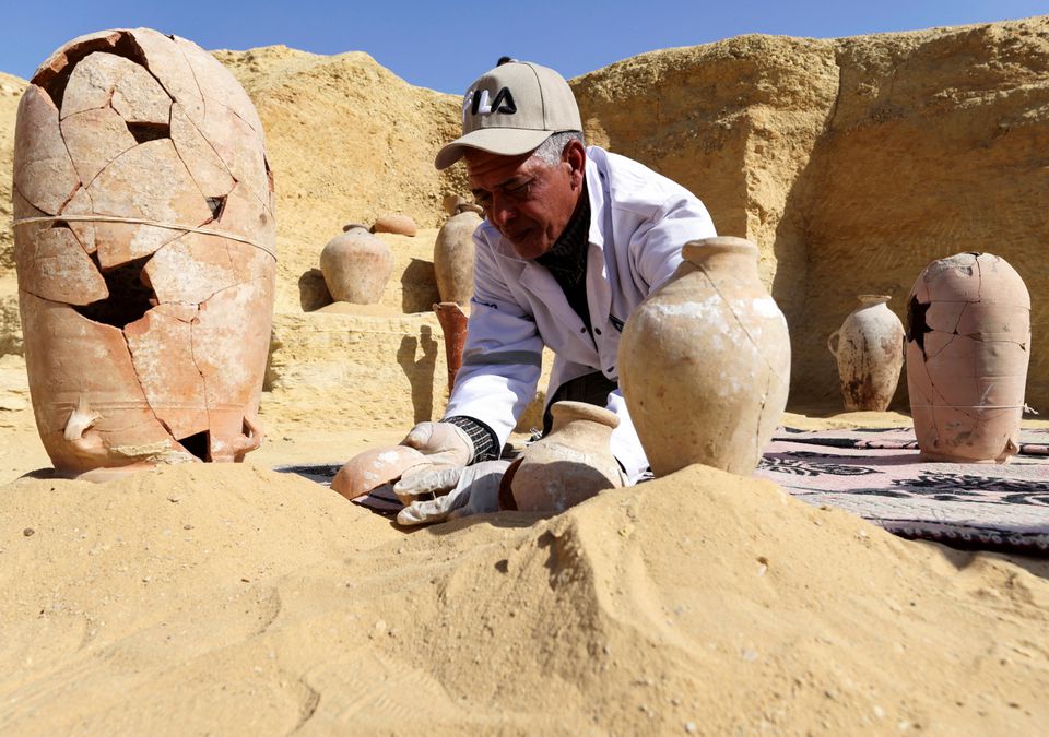 An Egyptian archaeologist restores antiquities after the announcement of the discovery of 4,300-year-old sealed tombs in Egypt's Saqqara necropolis, in Giza, Egypt, January 26, 2023. Photo: Reuters