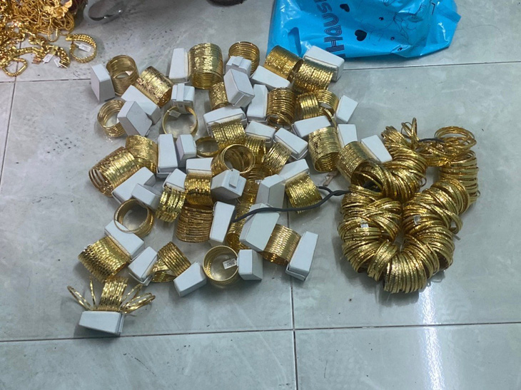 This photo shows some of the gold items recovered from Pham Van Nu, who allegedly committed a theft at Kim Thinh gold shop in District 12, Ho Chi Minh City, on January 29, 2023. Photo: Supplied