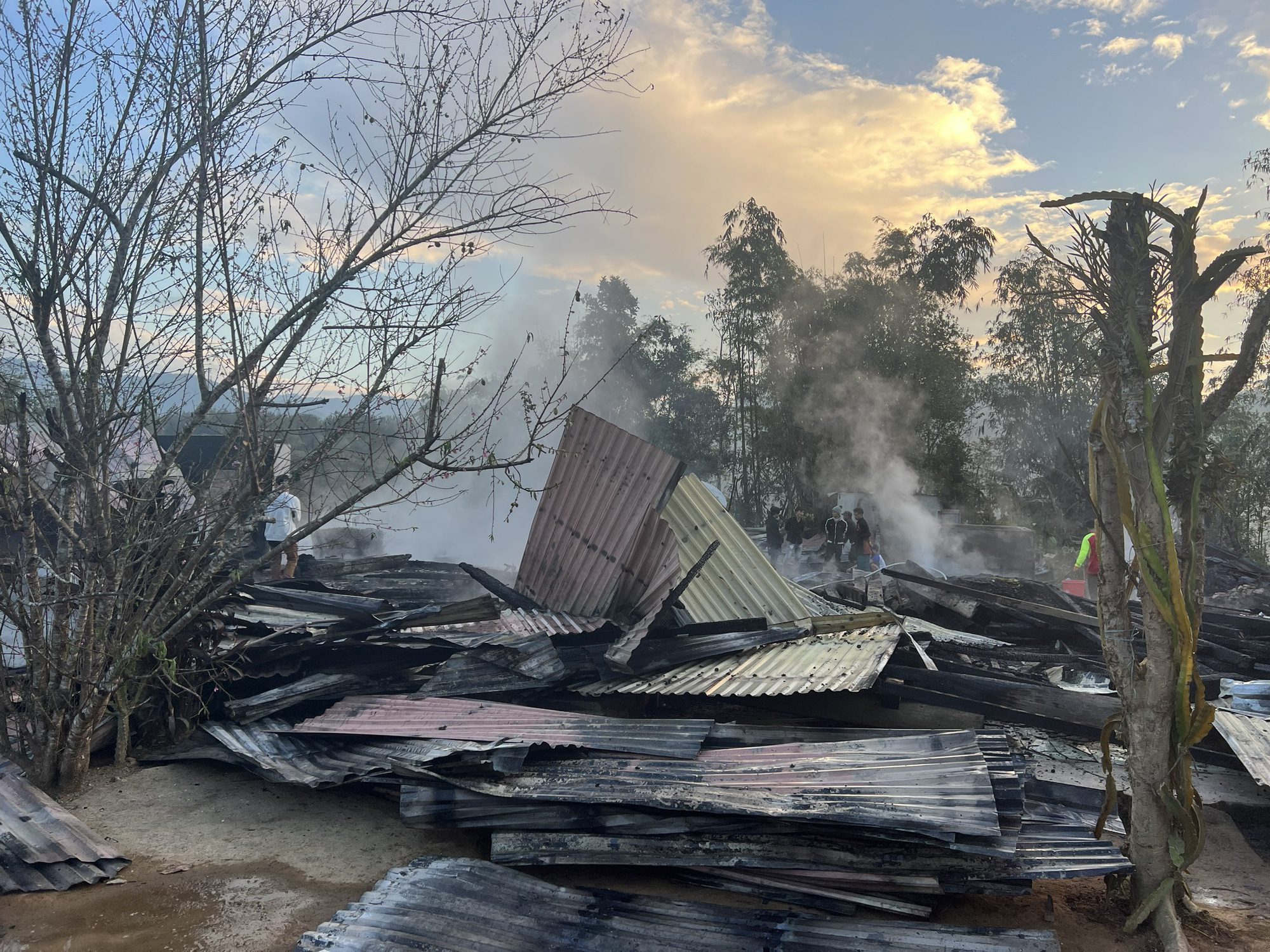Houses are burned down by the fire in Quang Nam Province, Vietnam, February 2, 2023. Photo: P.M.X. / Tuoi Tre