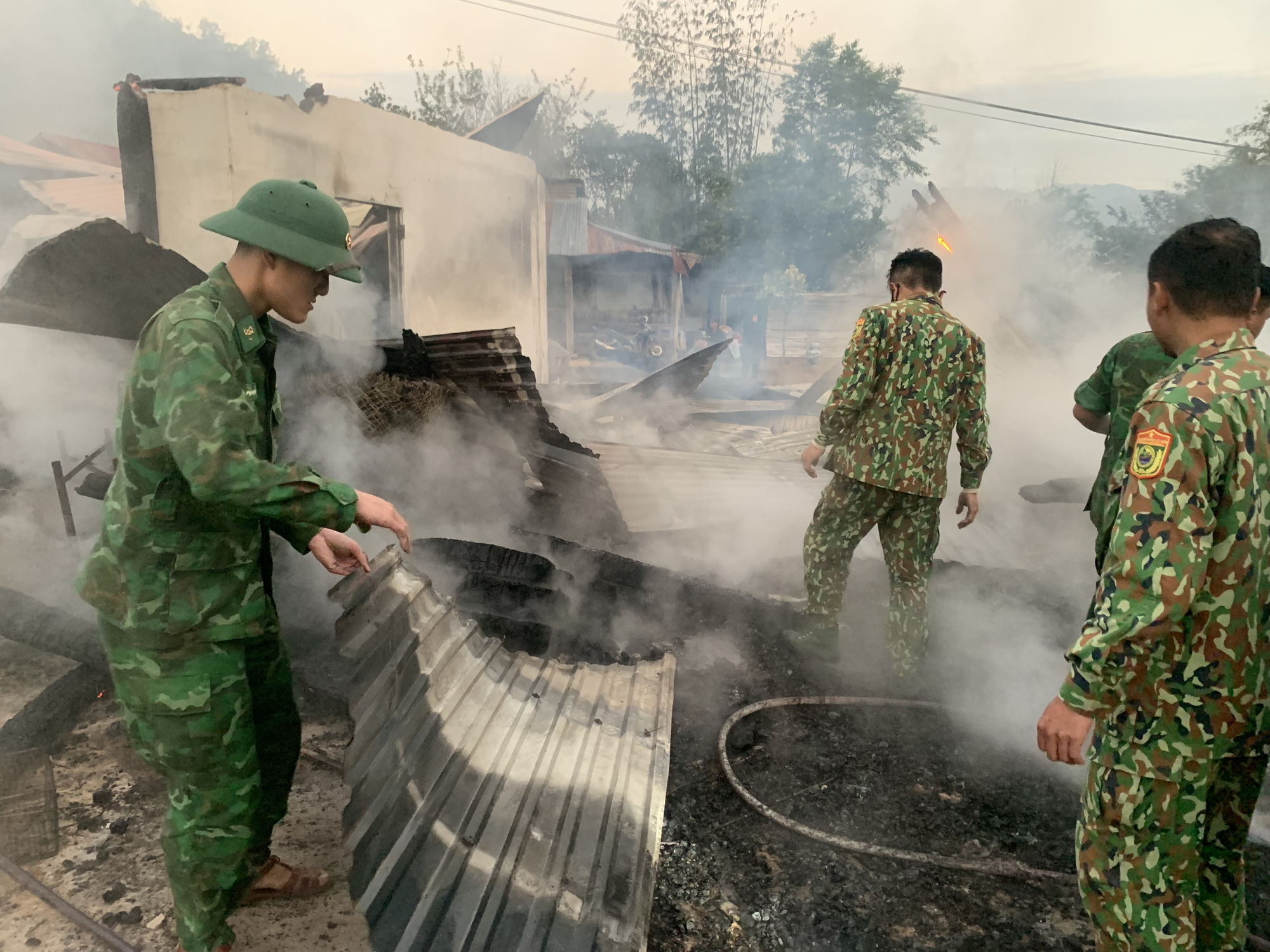 Officers help local residents deal with the aftermath of the fire in Quang Nam Province, Vietnam, February 2, 2023. Photo: P.M.X. / Tuoi Tre