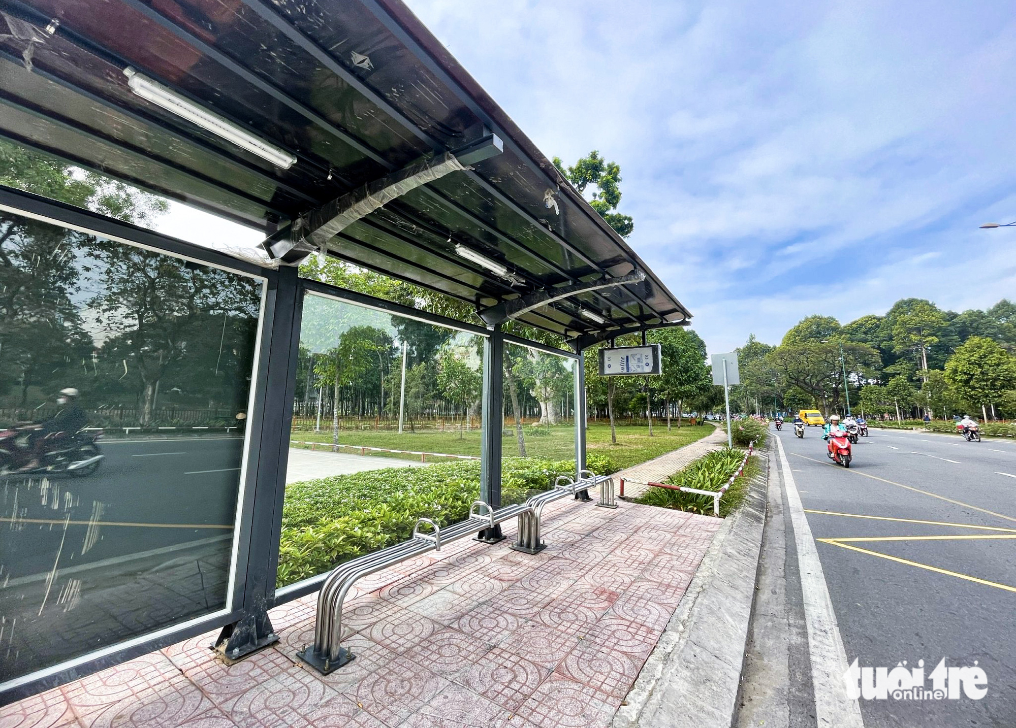 A renovated bus stop in Ho Chi Minh City. Photo: Chau Tuan / Tuoi Tre