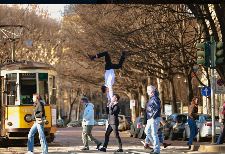 This image shows the Giang brothers performing while crossing a street in Milan, Italy. Photo: Hai An / Tuoi Tre
