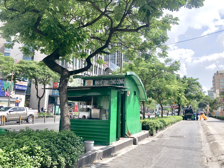 A kiosk for trade in association with a free-of-charge public toilet service has local residents’ support. Photo: Luu Duyen / Tuoi Tre