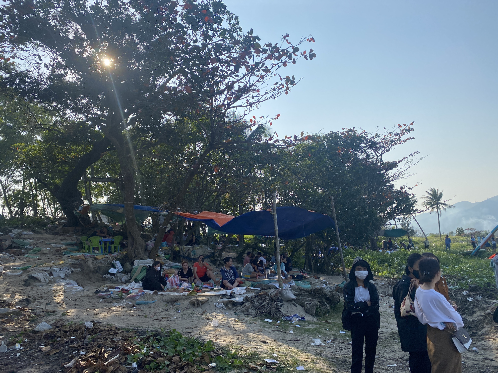 Stalls are erected without permission at Nam O Beach, which became known as a ‘check-in point’ with moss-covered rocks in Da Nang City, Vietnam, February 13, 2023. Photo: B.D. / Tuoi Tre
