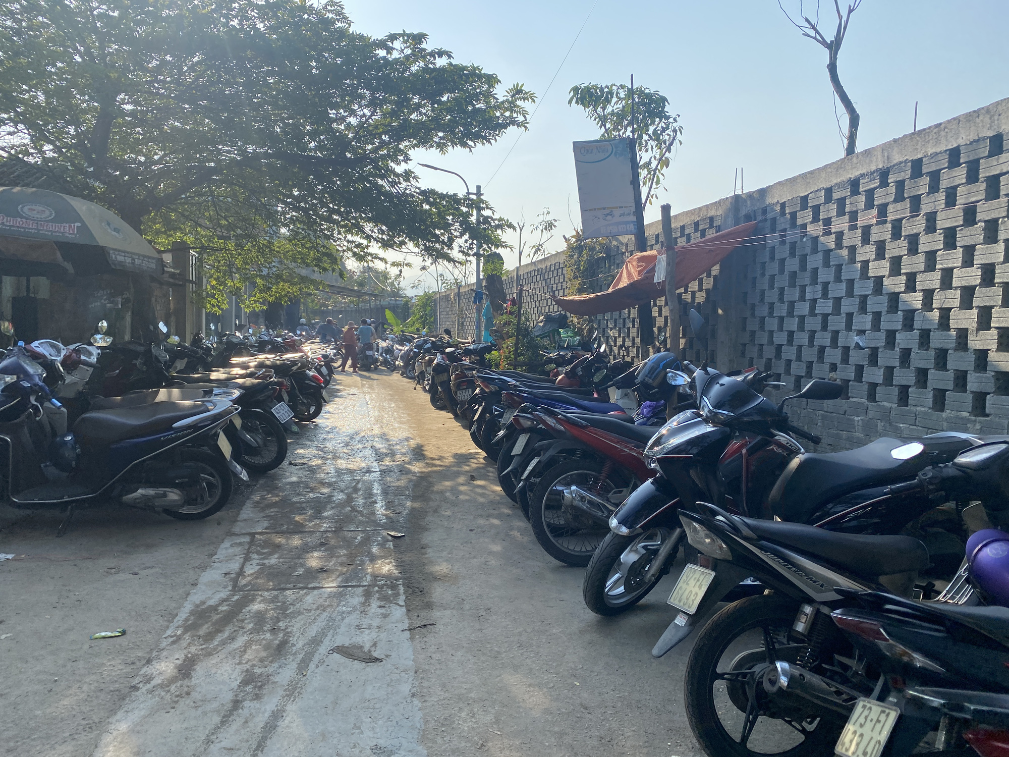 A parking lot is established without permission at Nam O Beach, which became known as a ‘check-in point’ with moss-covered rocks in Da Nang City, Vietnam, February 13, 2023. Photo: B.D. / Tuoi Tre