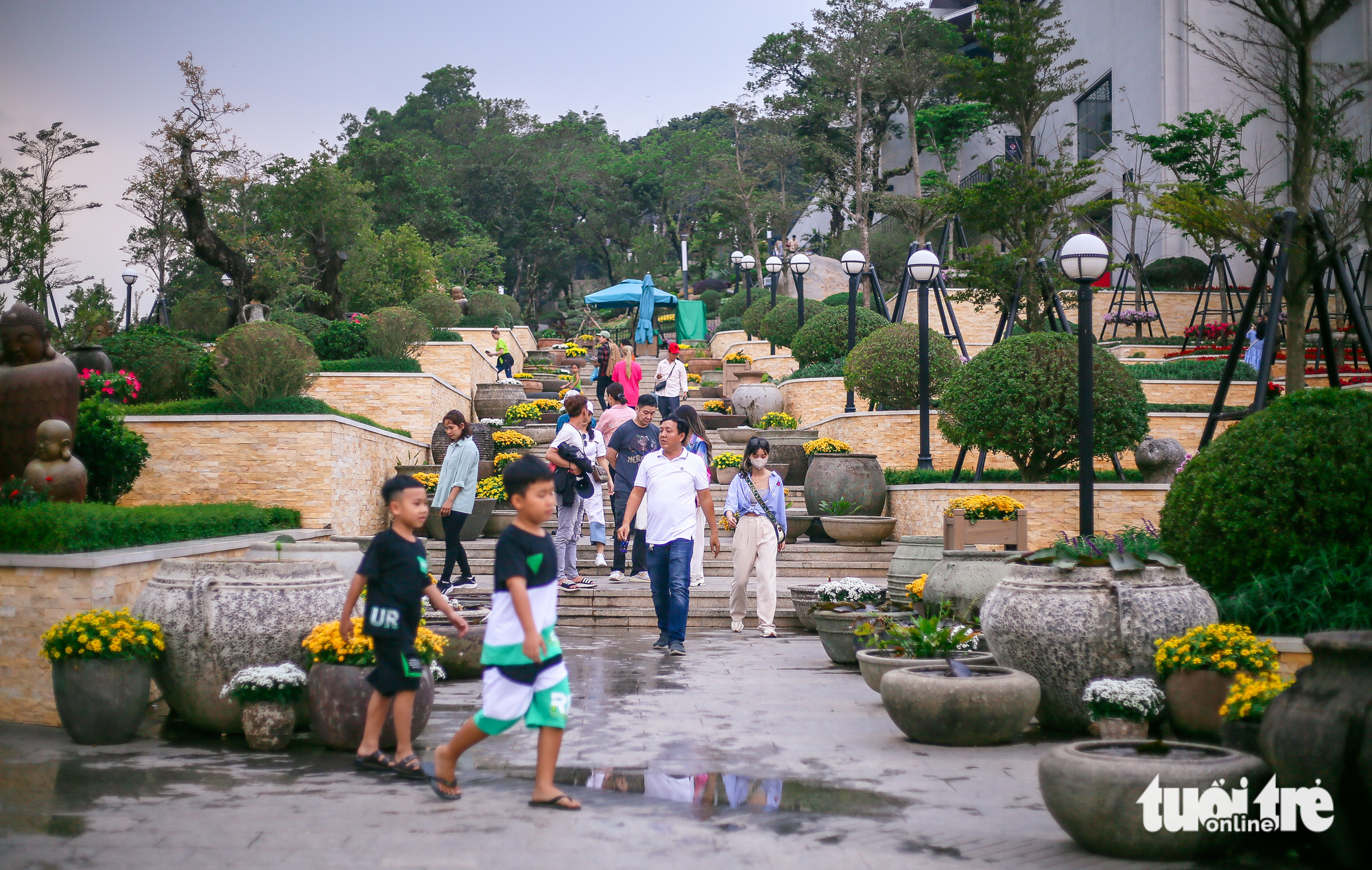 The operator of the Ba Den Mountain tourist site extended its opening hours to 10pm to serve a surging number of visitors. Photo: Chau Tuan / Tuoi Tre