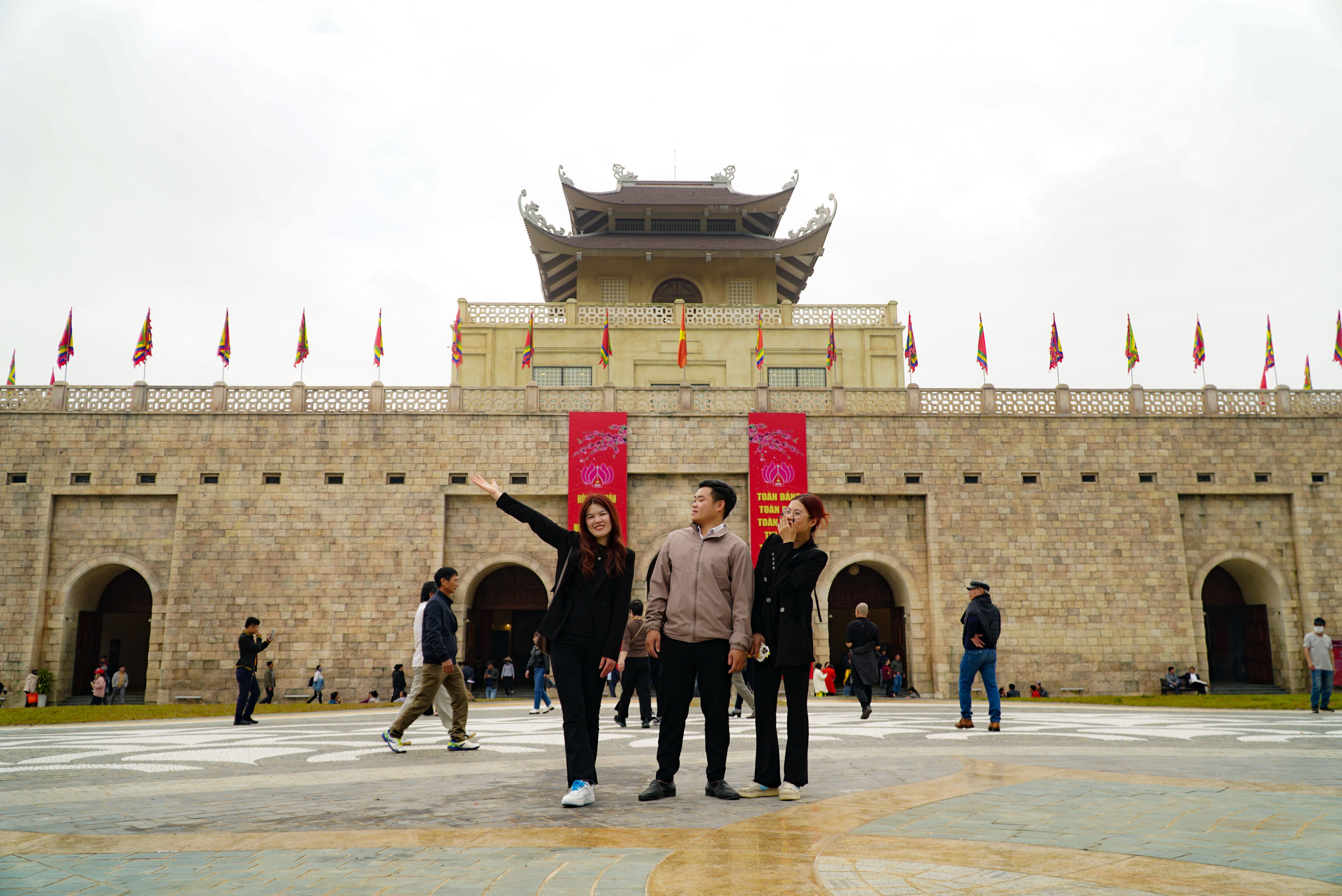 Tourists pose for a photo at the tourist site. Photo: Nguyen Hien / Tuoi Tre News