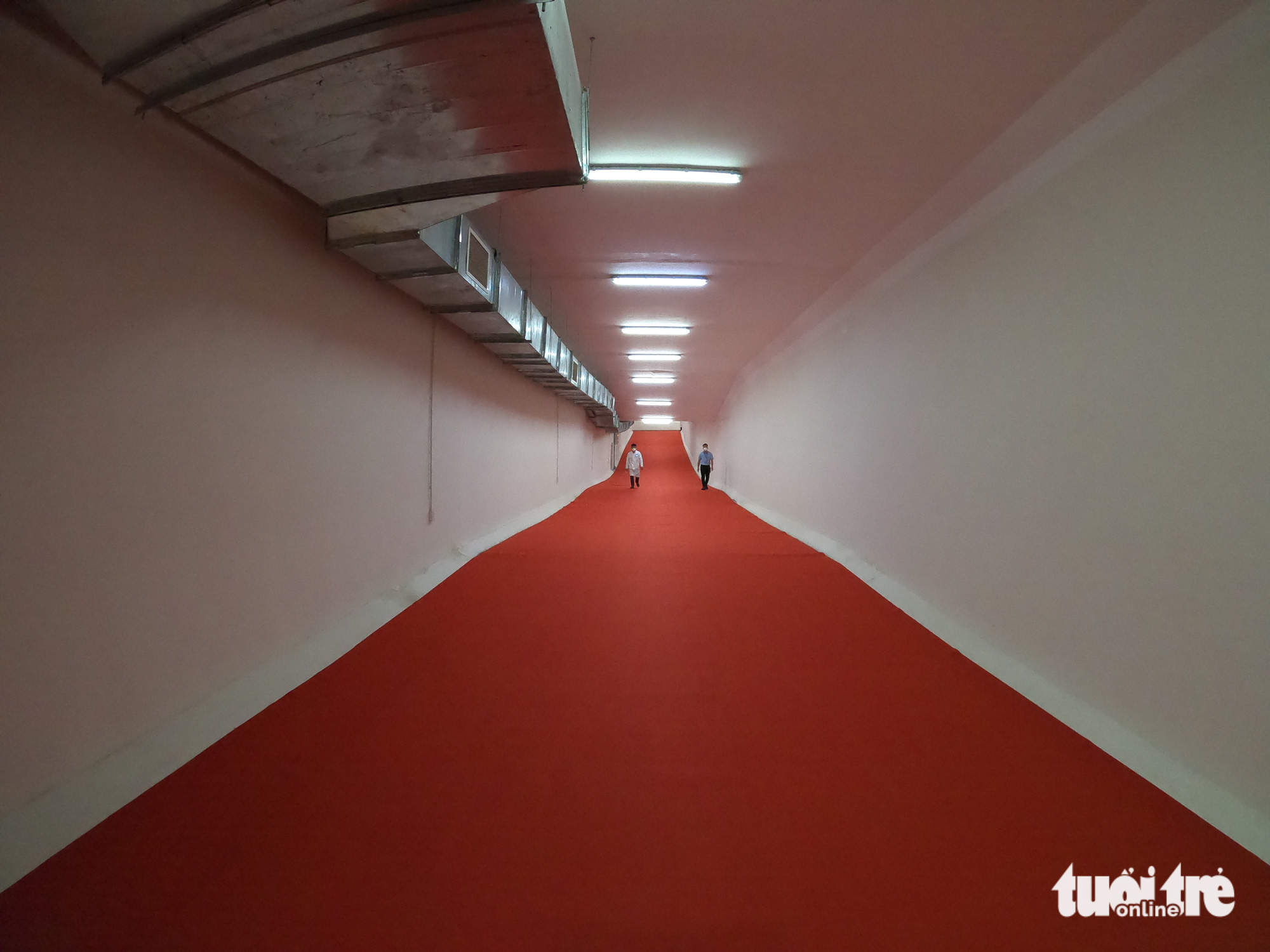 People walk in an underpass connecting two departments of the 115 People’s Hospital in District 10, Ho Chi Minh City. Photo: Hoang Loc / Tuoi Tre