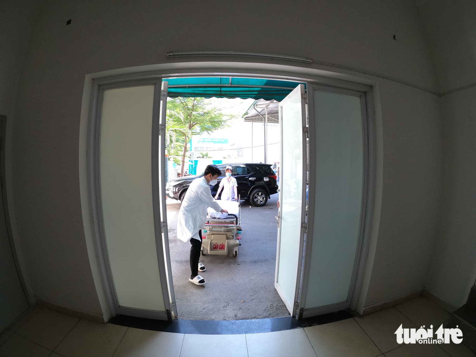 Medical staff members push a stretcher to an underpass connecting two departments of the 115 People’s Hospital in District 10, Ho Chi Minh City. Photo: Hoang Loc / Tuoi Tre
