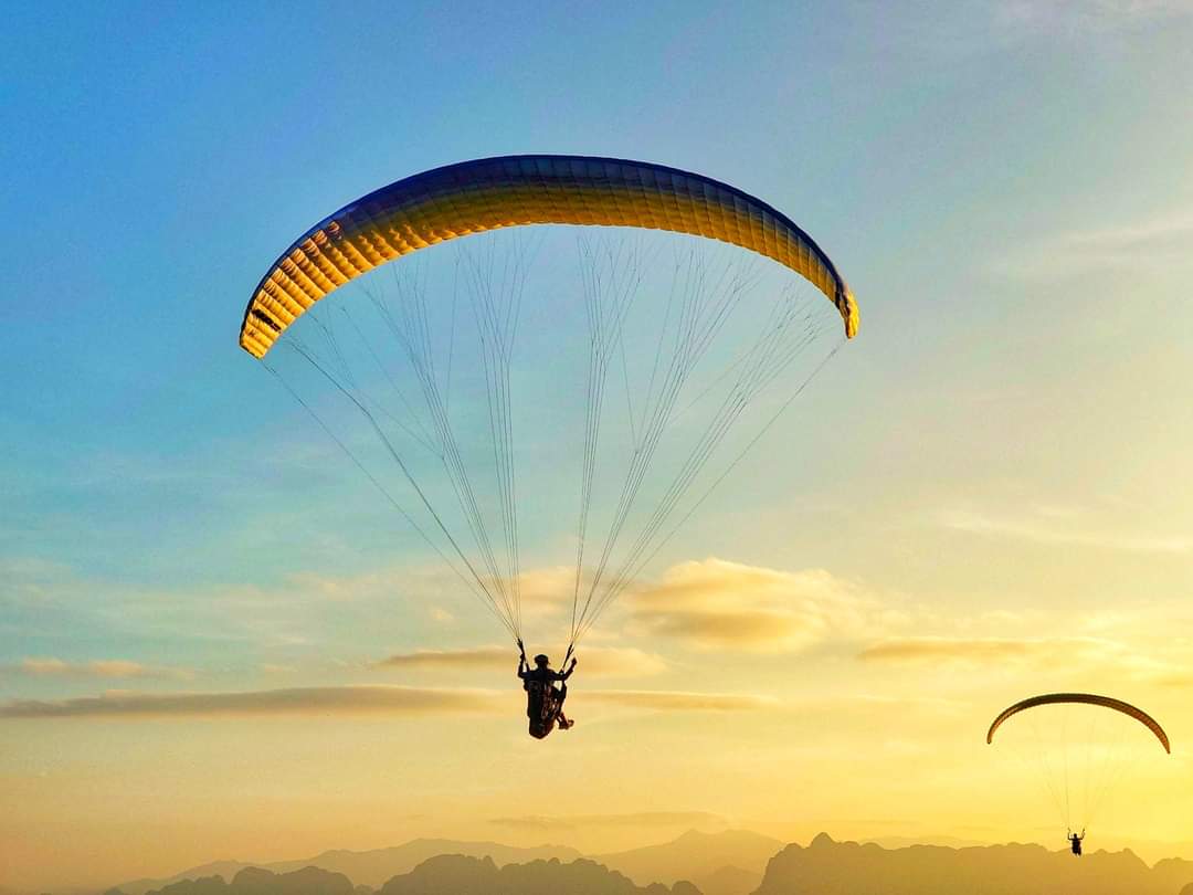 A tourist enjoys paragliding at Bu Hill on the outskirts of Hanoi, Vietnam. Photo by courtesy of Mebayluon