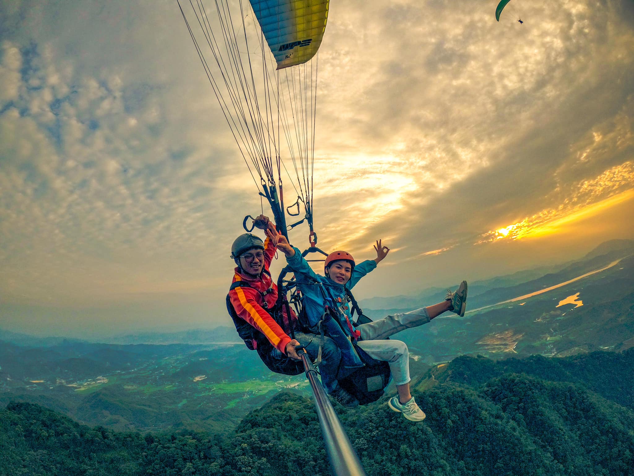 A tourist enjoys paragliding at Bu Hill on the outskirts of Hanoi, Vietnam. Photo by courtesy of Mebayluon