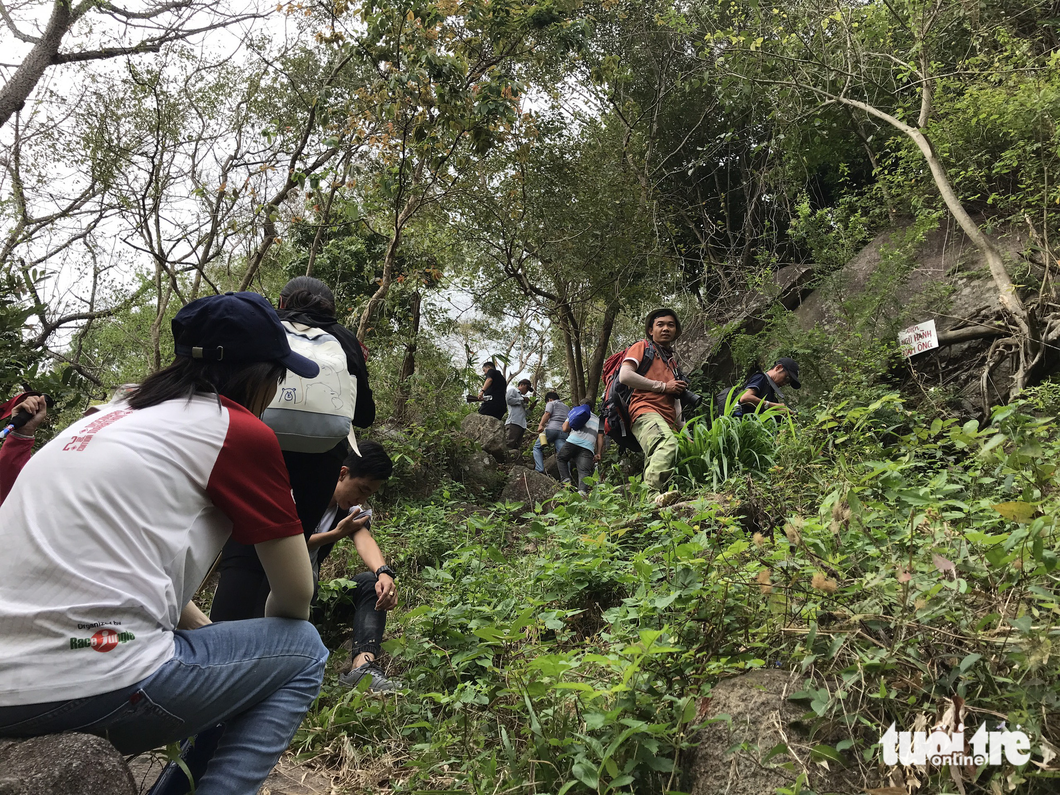 Groups of young trekkers conquer a mountain trek in the Bay Nui region in An Giang Province. Photo: Dang Tuyet / Tuoi Tre