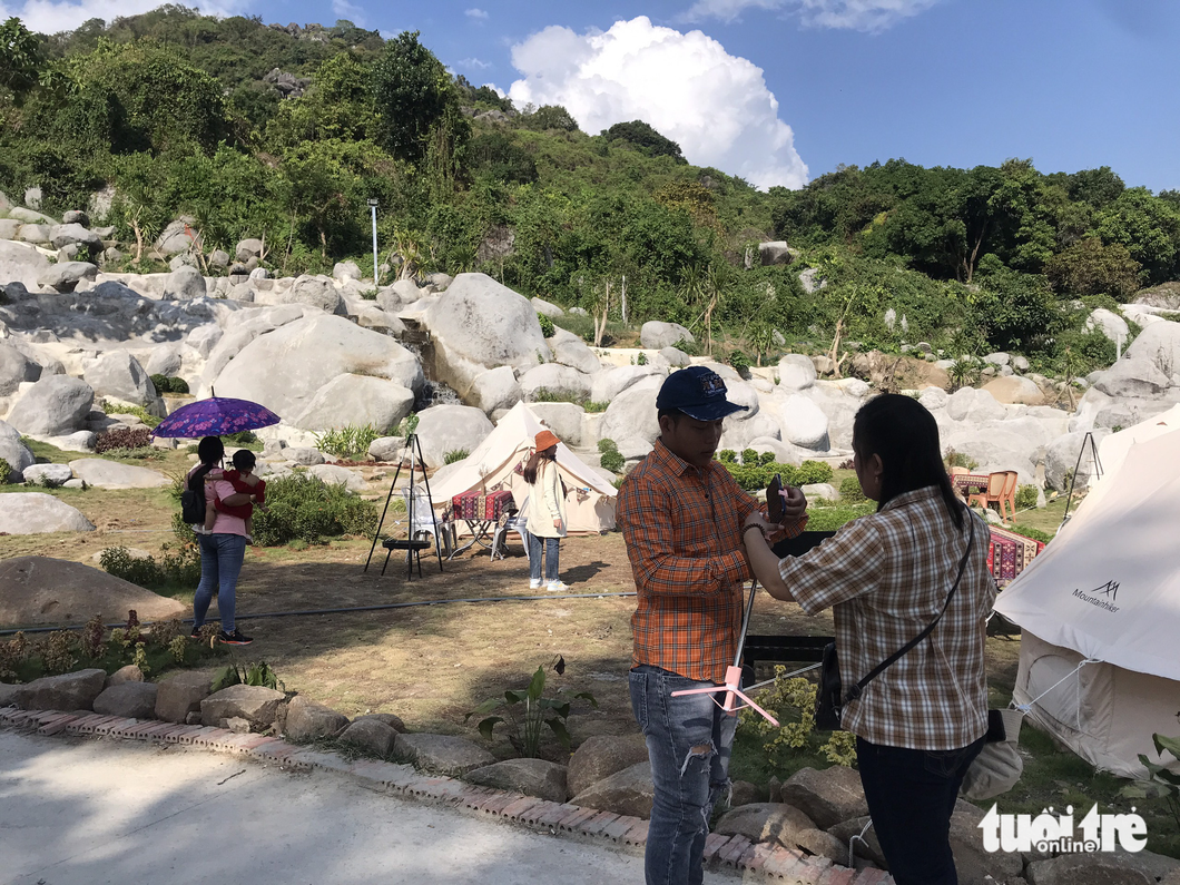 Visitors go camping and take photographs in the Bay Nui region in An Giang Province. Photo: Dang Tuyet / Tuoi Tre