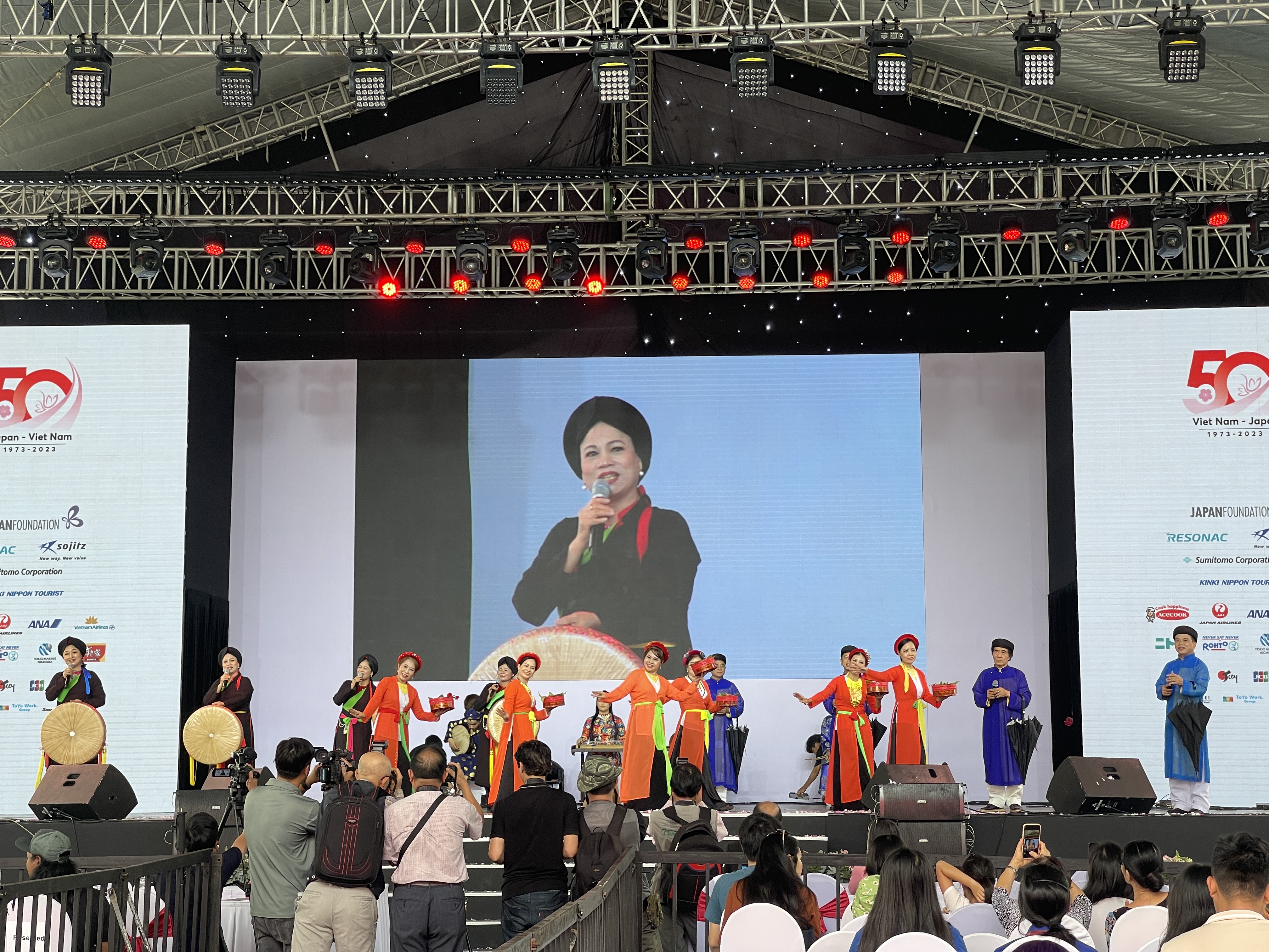 A Vietnamese northern folk song is performed on stage at the Japan Vietnam Festival in Ho Chi Minh City on February 25, 2023. Photo: Dong Nguyen / Tuoi Tre News