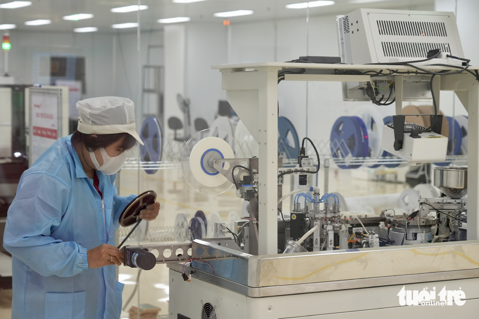 A worker at the Dien Quang Lamp Joint Stock Company factory in Ho Chi Minh City. Photo: Huu Hanh / Tuoi Tre