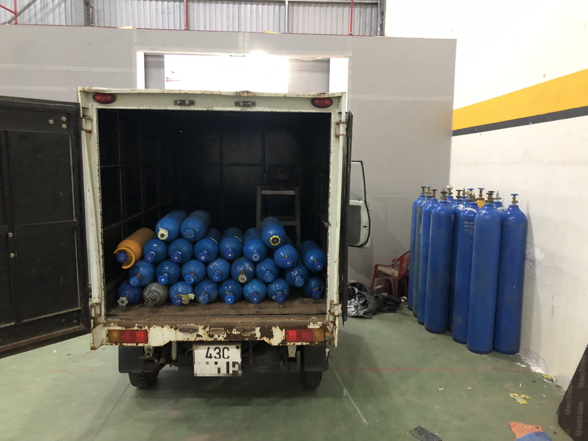 Laughing gas cylinders confiscated by police in Da Nang City on March 2, 2023. Photo: H.B. / Tuoi Tre
