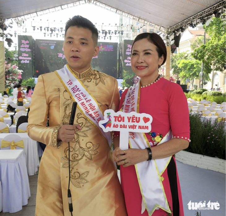 Artist Nhat Minh and his mother, artist Tuyet Mai. Photo: T.T.D. / Tuoi Tre