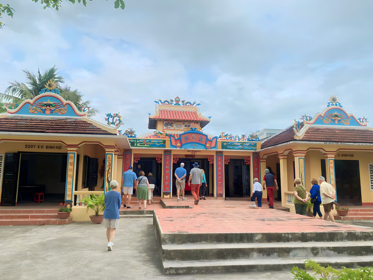 The tourists visit the communal house of Phu Vinh Village in Nha Trang City. Photo: Thuc Nghi / Tuoi Tre