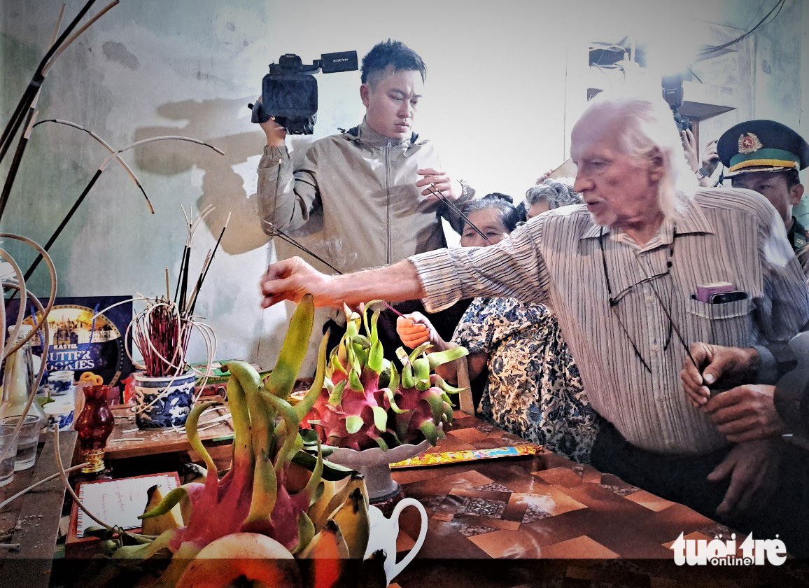 American veteran Peter Mathews offers incense to Vietnamese martyr Cao Van Tuat in Ha Tinh Province, Vietnam. Photo: Le Minh / Tuoi Tre