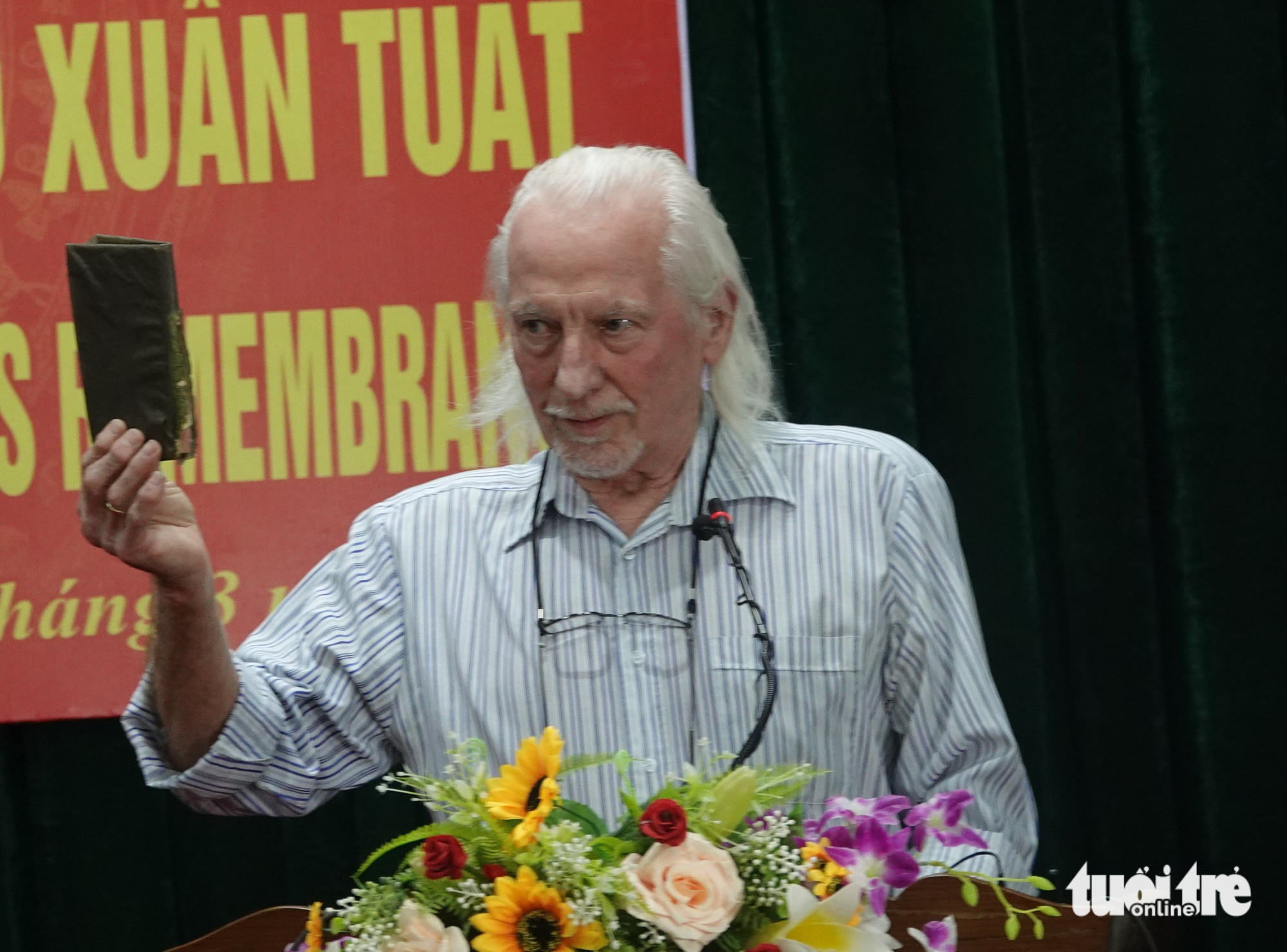 Peter Mathews shows the diary of Cao Van Tuat during the ceremony in Ha Tinh Province, Vietnam. Photo: Le Minh / Tuoi Tre