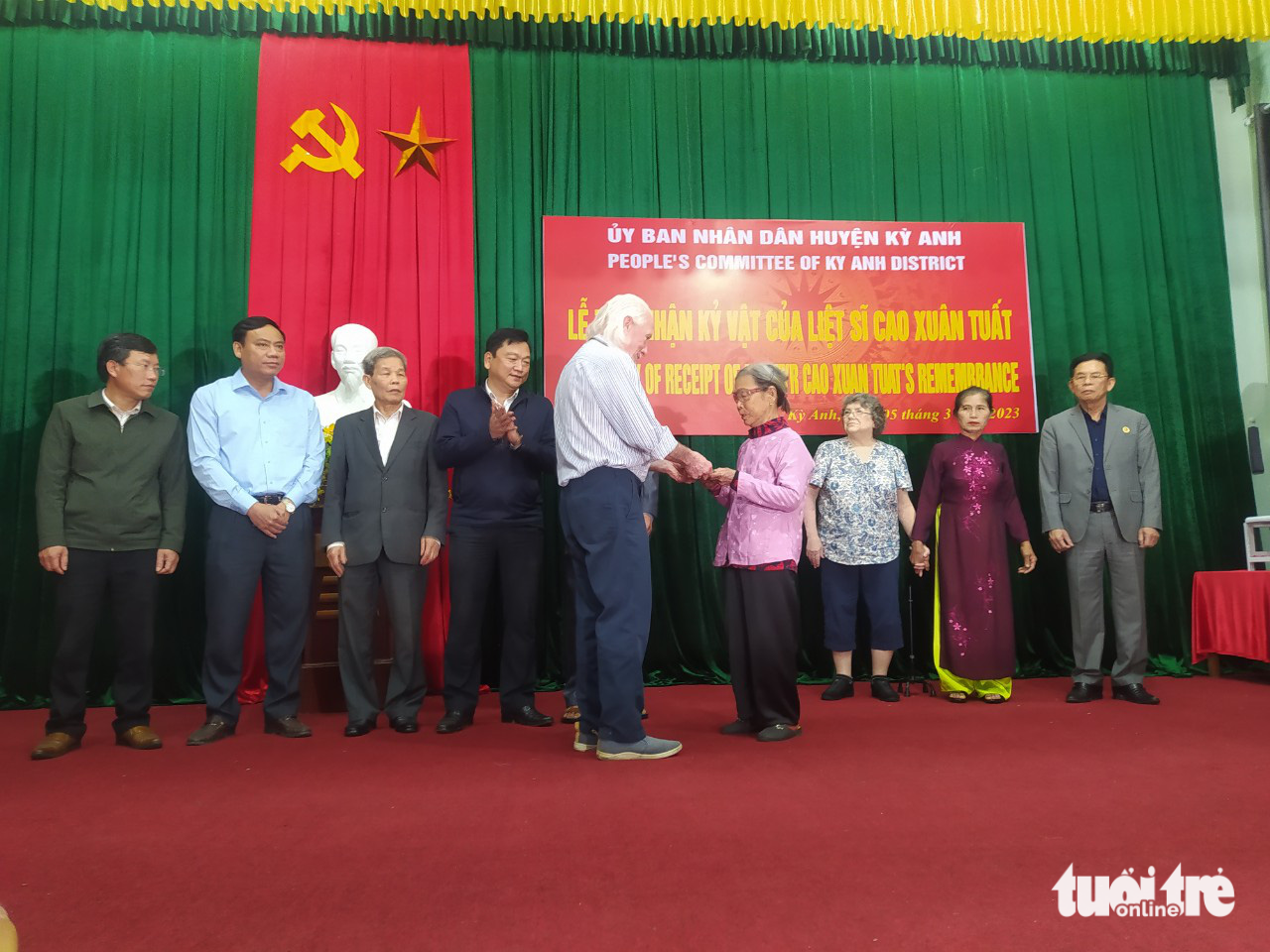 Peter Mathews hands over the diary of Cao Van Tuat to the latter’s family member during the ceremony in Ha Tinh Province, Vietnam. Photo: Le Minh / Tuoi Tre