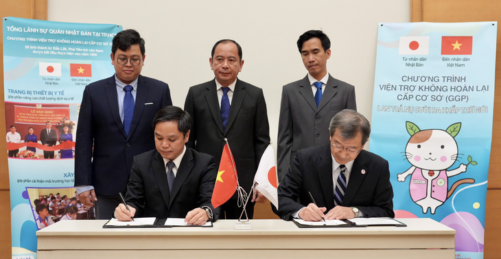 Watanabe Nobuhiro (R), Consul General of Japan in Ho Chi Minh City, and Nguyen Hoang Hai, director of the Gia Dinh People's Hospital in Ho Chi Minh City, sign a contract to provide a cardiovascular ultrasound machine for the hospital on March 7, 2023. Photo: Huu Hanh / Tuoi Tre