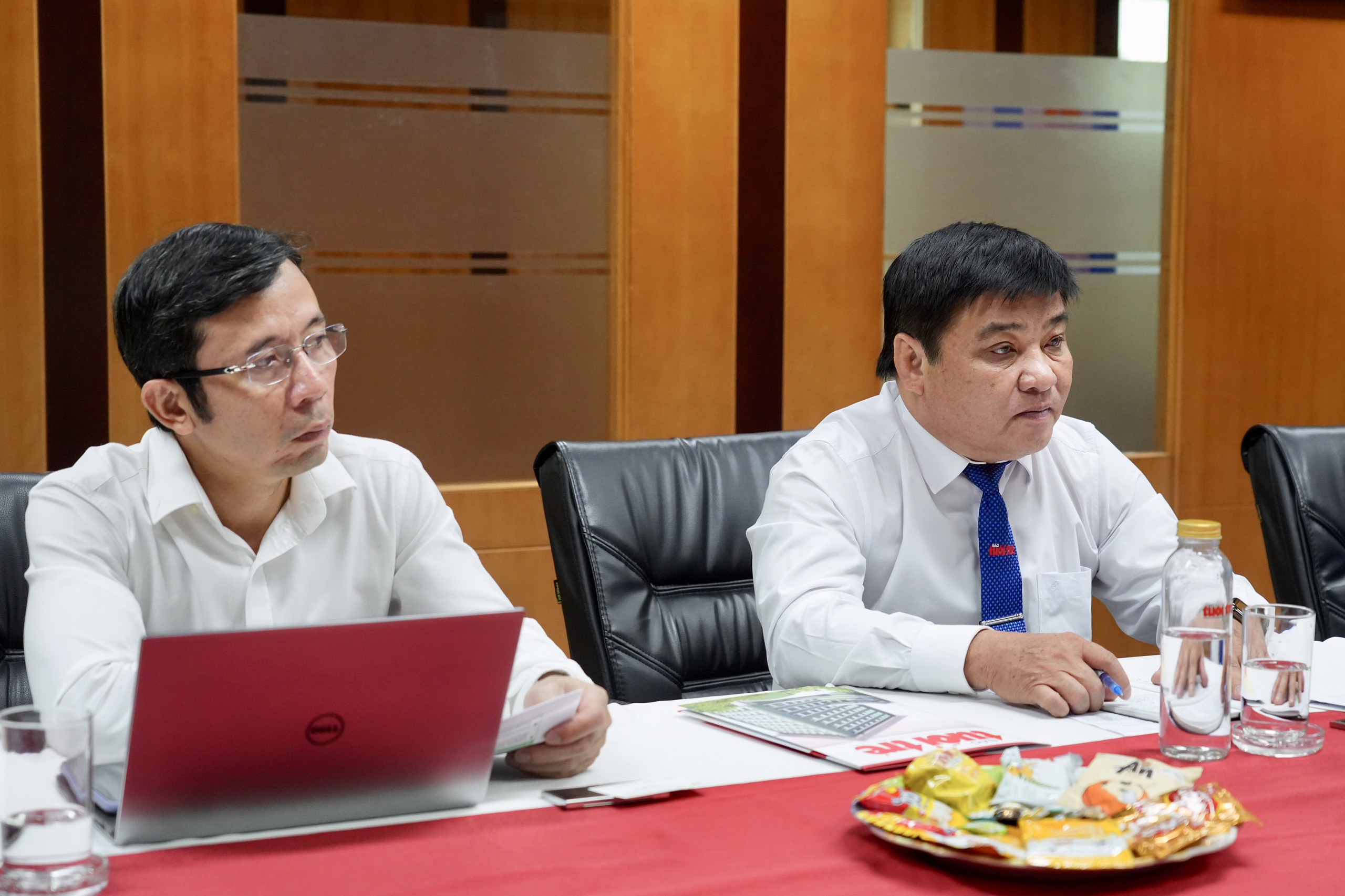 Tuoi Tre Editor-in-Chief Le The Chu (right) and Deputy Editor-in-Chief Tran Xuan Toan during the meeting with Japanese Consul General in Da Nang Yakabe Yoshinori at the newspaper in Ho Chi Minh City on March 8, 2023. Photo: Huu Hanh / Tuoi Tre