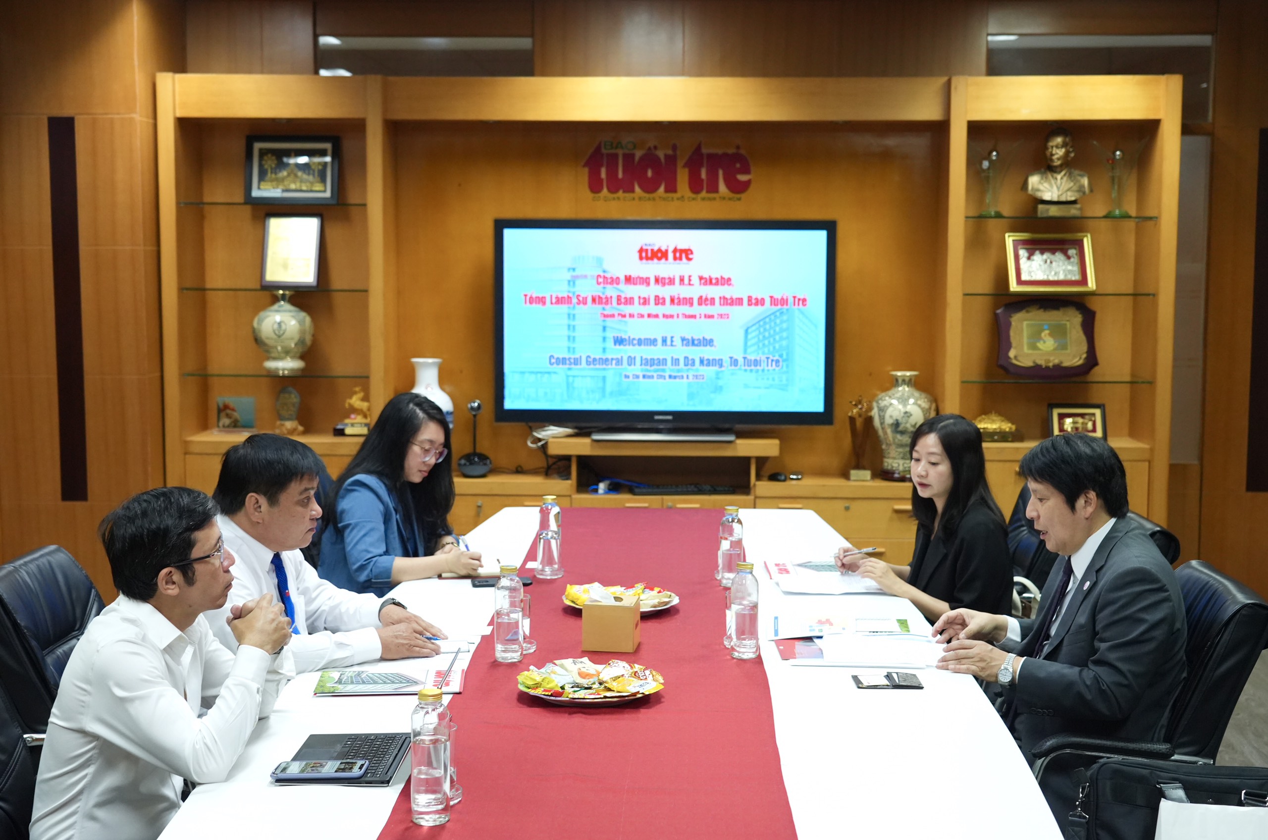 Japanese Consul General in Da Nang Yakabe Yoshinori (right) meets with representatives from Tuoi Tre Newspaper during his visit to the newspaper in Ho Chi Minh City on March 8, 2023. Photo: Huu Hanh / Tuoi Tre