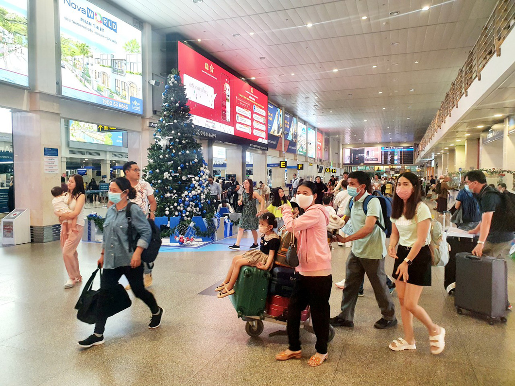 The airport is always overloaded during peak seasons. Photo: Cong Trung / Tuoi Tre