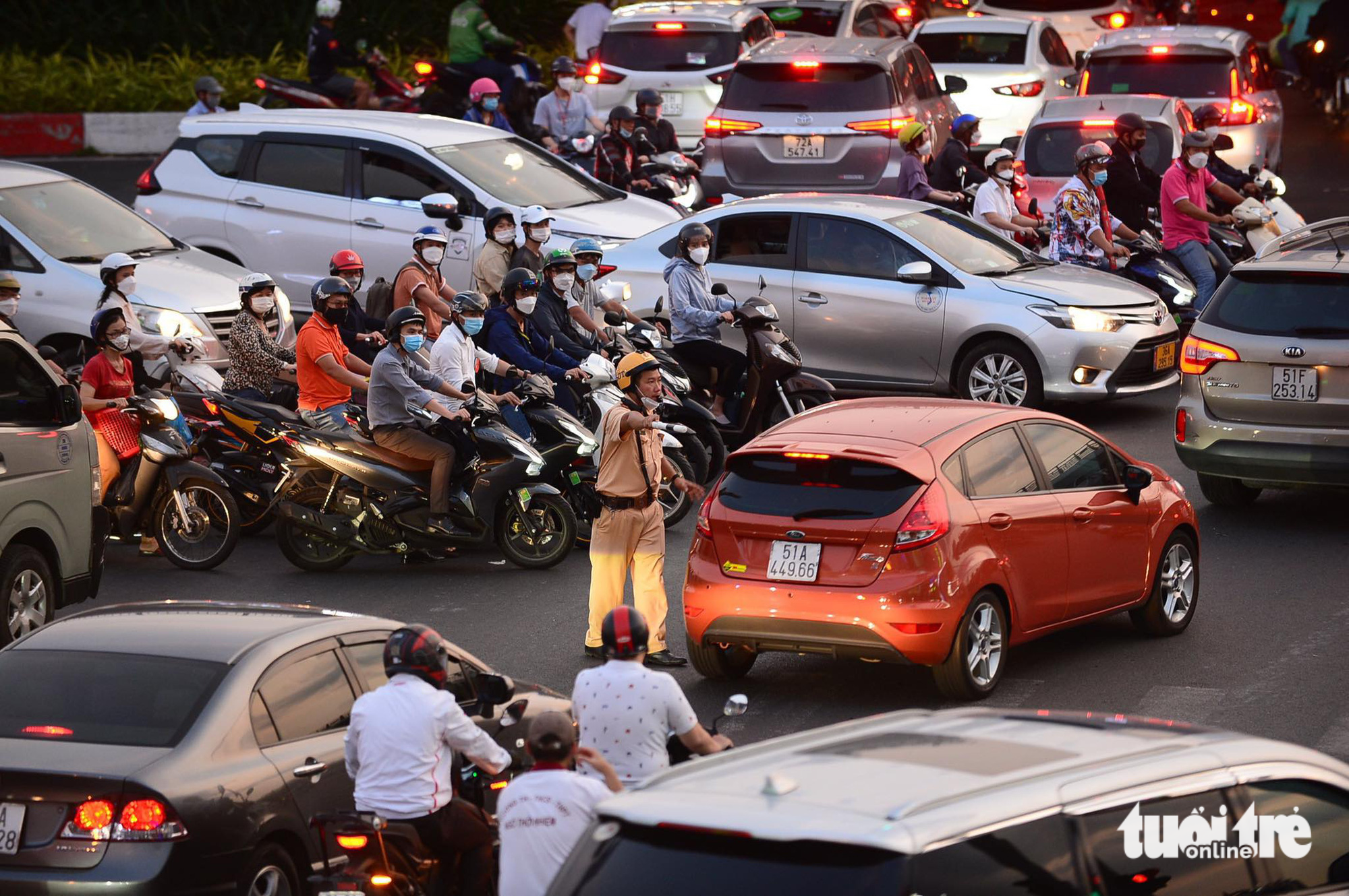 However, the overpass fails to completely relieve the traffic congestion there due to a huge volume of vehicles during rush hours.