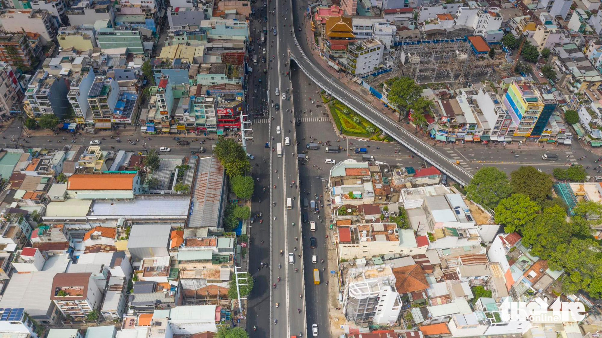 Traffic congestion was often seen in the roundabout, so a steel Y-shaped overpass was built there in 2013. The roundabout was also scaled down, and a traffic light system was installed.
