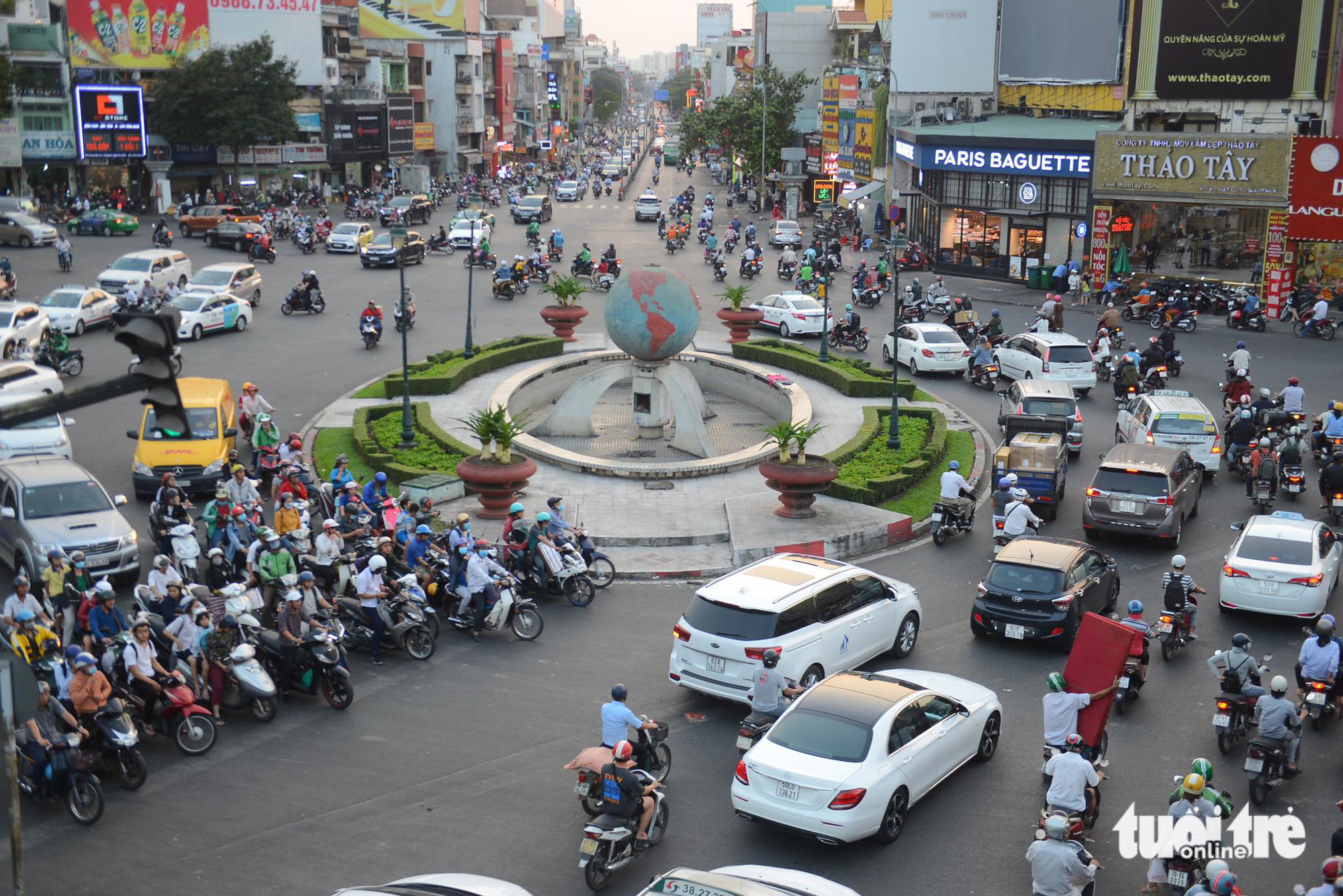 Lang Cha Ca Roundabout is located near Tan Son Nhat International Airport, so the volume of vehicles passing through it is huge, resulting in congestion. To deal with traffic congestion, a steel flyover was built there over 10 years ago. However, the traffic congestion remains in the area due to the high traffic volume.