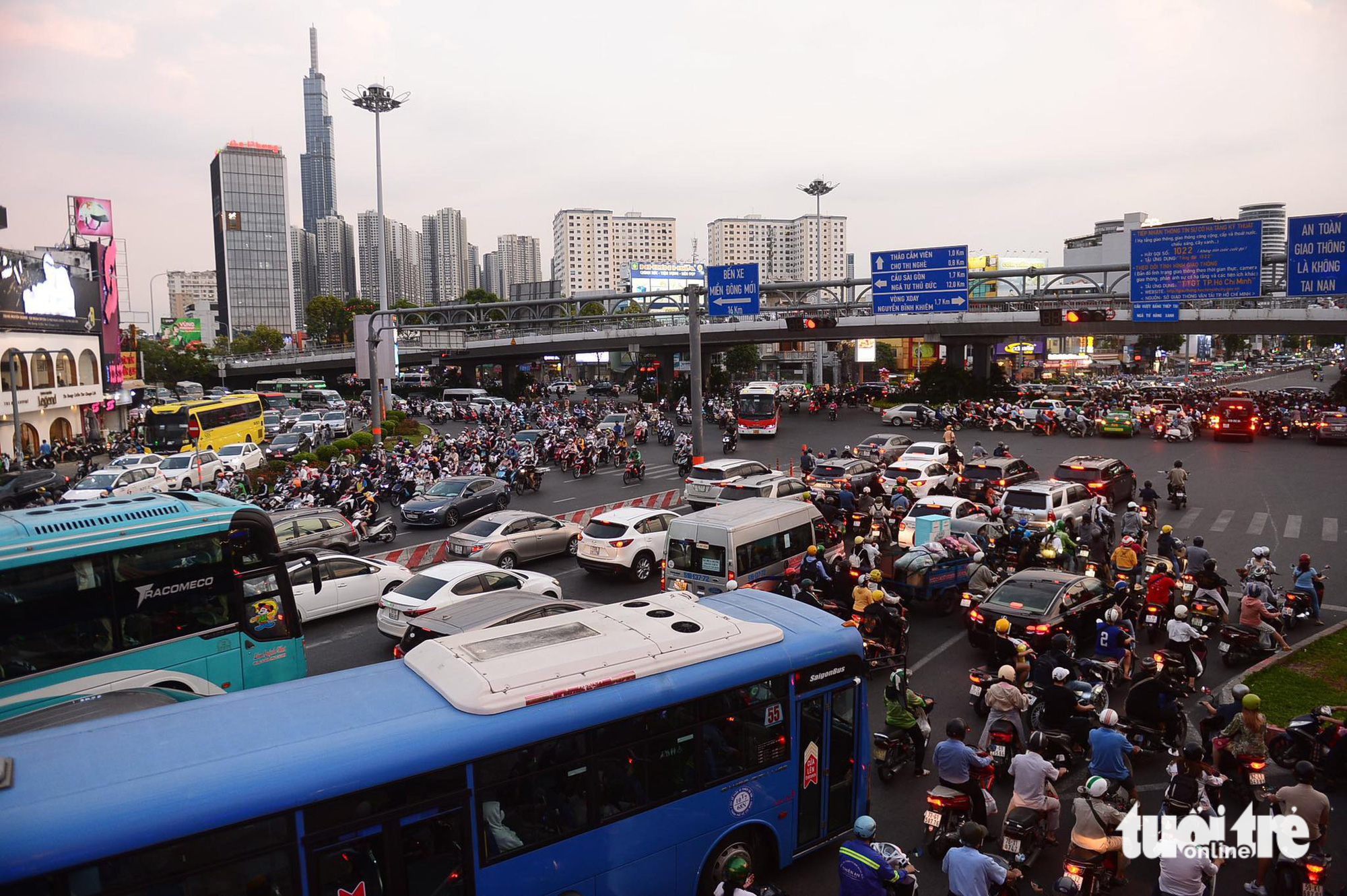 Hang Xanh Intersection in Binh Thanh District was demolished and replaced with an overpass and traffic lights in 2013. This intersection helps connect traffic between the east and downtown area of the city.