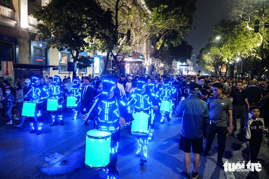 A crew goes on a parade at the pedestrian zone around Hoan Kiem Lake, Hanoi, March 11, 2023. Photo: Nguyen Hien / Tuoi Tre