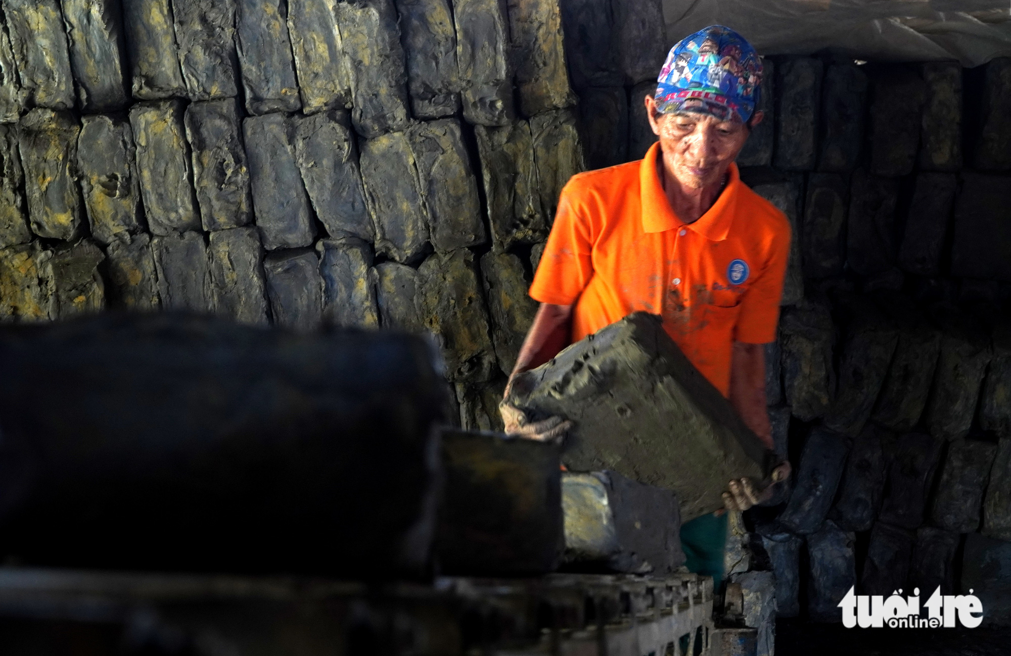 Mr. Hoa, a resident of Nhon Phu Commune, has pursued the craft for over 20 years